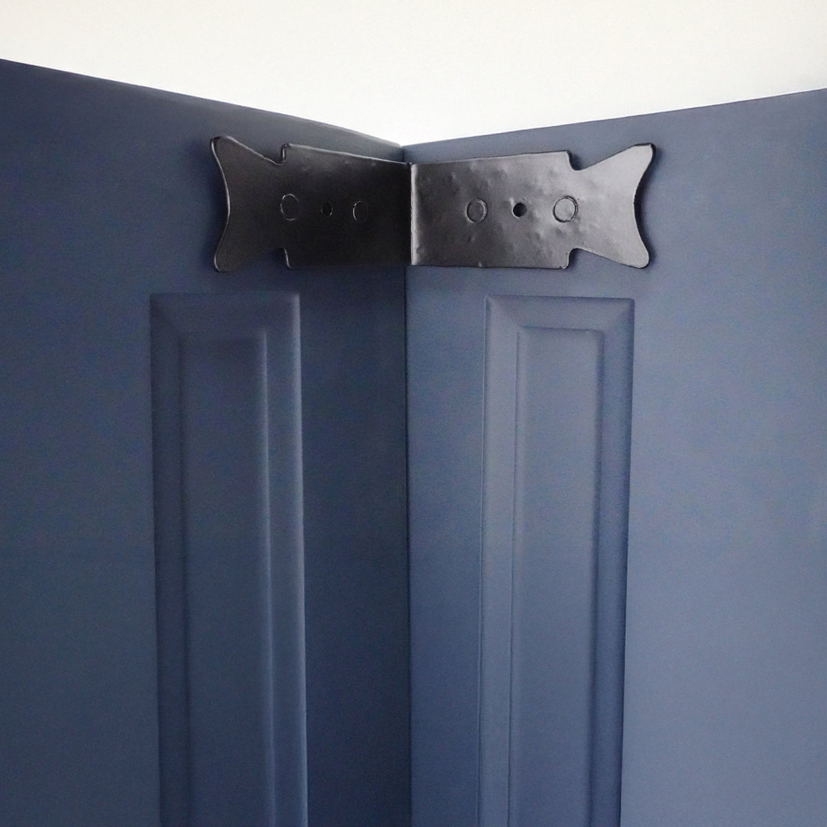 Bat Iron Corner Black