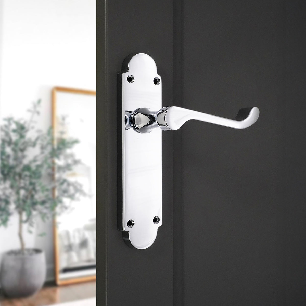 Oakley Lever on Backplate Latch Polished Chrome